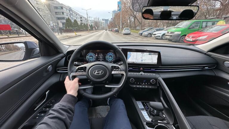 Conduzione Sportiva della Hyundai Elantra: Performance e Stile